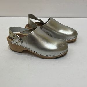 CAPE CLOGS IN SILVER METALLIC